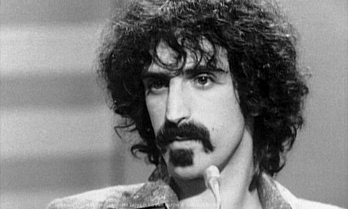 Dokfilminfo's tweet photo. #Doku-Tipp 10.1.: »Eat that Question - Frank Zappa in his own words« (SWR, 23:15 Uhr). In Thorsten Schüttes #Dokumentarfilm kommt fast ausschließlich einer zu Wort: Zappa wie er singt, lamentiert und sich erklärt - stets offen und  authentisch. https://t.co/IeYjH9nRJl https://t.co/fwhZHwUJL7
