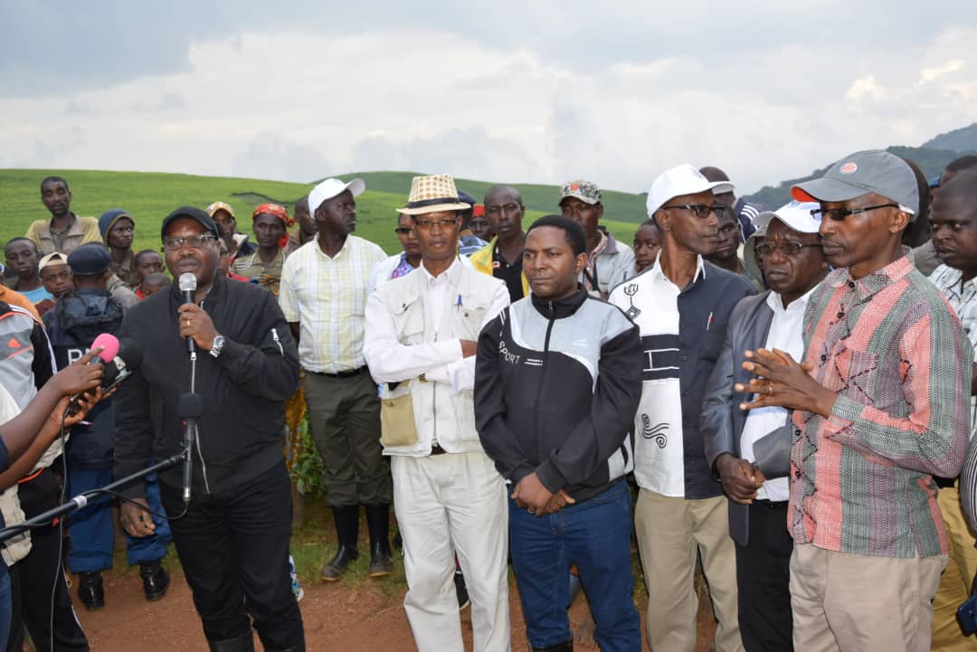 RTNBurundi's tweet photo. #Burundi Le ministre @BMineagrie @DRurema apprécie les activités de traçage des courbes anti érosifs, des fossés de retenue sur 450km pour protéger les bassins versants et permettre la pratique d la régionalisation des cultures sur la colline #Mutana #Muruta, @KayanzaProvince https://t.co/vFQltjDQp3