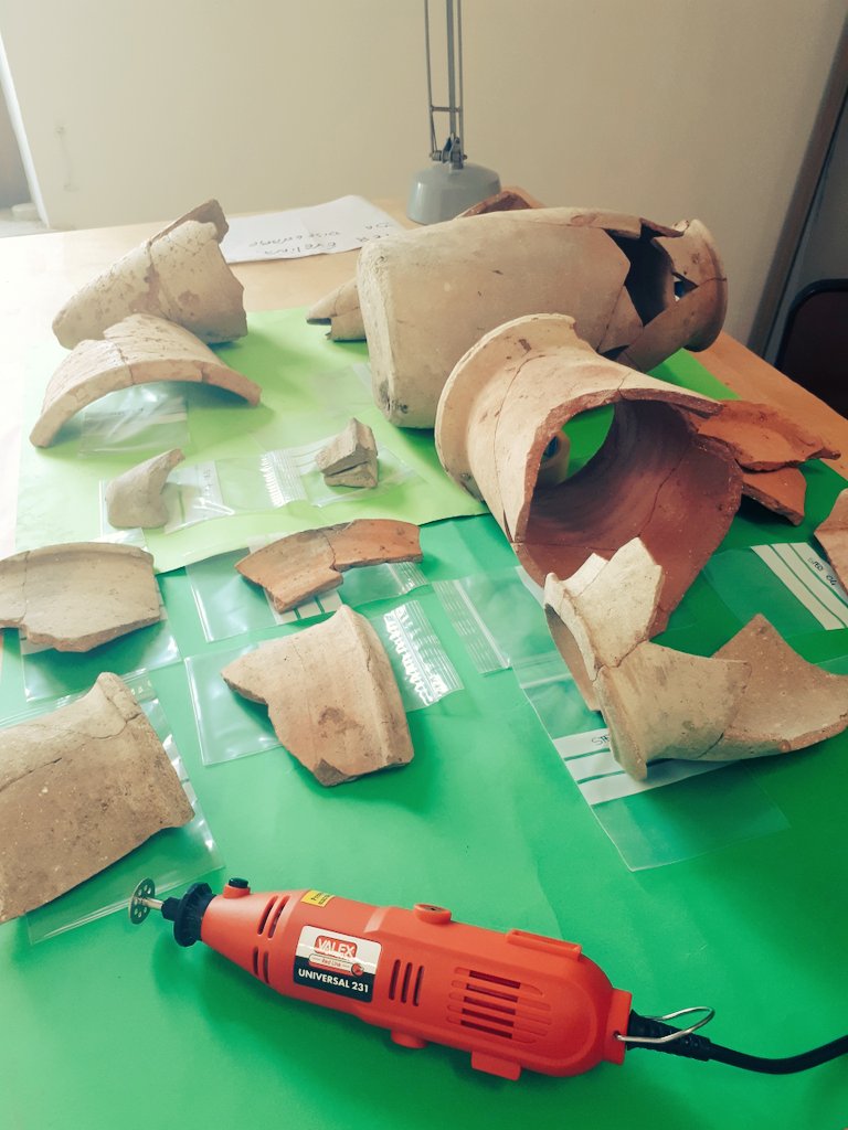 HappensInMyLab's tweet photo. Everything ready to sample sugar pots from #Palermo! Usually, I use pliers but this time a dremel with diamond blade😱. Any tips welcome! #archaeology #archaeologicalscience #ceramicanalysis #archaeometry https://t.co/EGpSZq65A5
