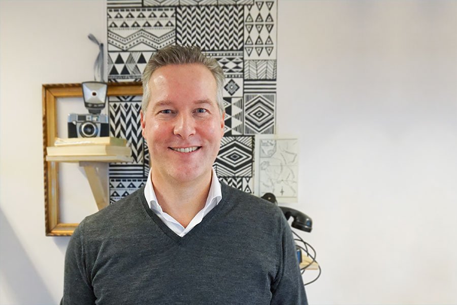 Tof nieuws: We hebben een nieuwe CEO! Deze week is Martin Holwerda gestart als CEO van Embrace, <a href="/wijzijnumbrella/">wijzijnumbrella</a> &amp; <a href="/QvisionNL/">Qvision</a>! Martin was hiervoor algemeen directeur van Aareon Nederland. Hij neemt de rol over van Erik Dokter. Welkom bij de club! 🍀🎊🎈embracesbs.com/blog/martin-ho…