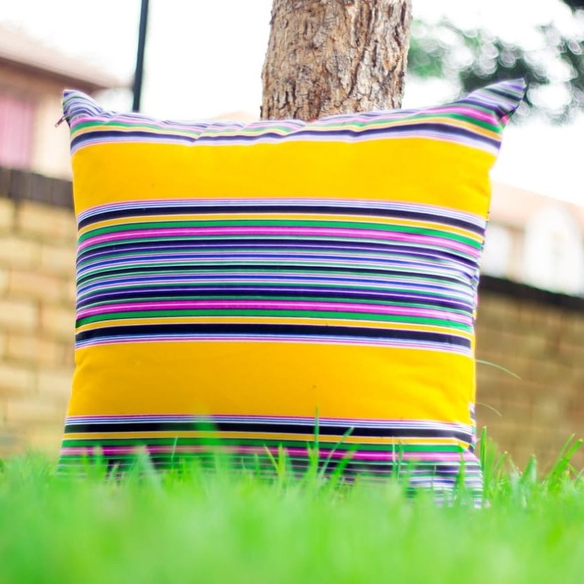 oratilemoretlwe's tweet photo. @SideHustleAfric 
Hi everyone
I sell these different ethnic scatter cushions 50×50 size alternatively the scatter cushion covers only at various prices #sidehustle 
Whatsapp 0767275351 for order
*Collection(Soweto)/Delivery(fee)
Follow @OraCreation1 for more details/Insta page https://t.co/BMCu1y0QGD