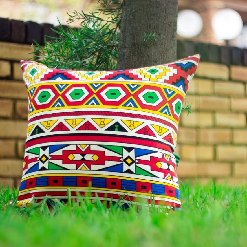 oratilemoretlwe's tweet photo. @SideHustleAfric 
Hi everyone
I sell these different ethnic scatter cushions 50×50 size alternatively the scatter cushion covers only at various prices #sidehustle 
Whatsapp 0767275351 for order
*Collection(Soweto)/Delivery(fee)
Follow @OraCreation1 for more details/Insta page https://t.co/BMCu1y0QGD