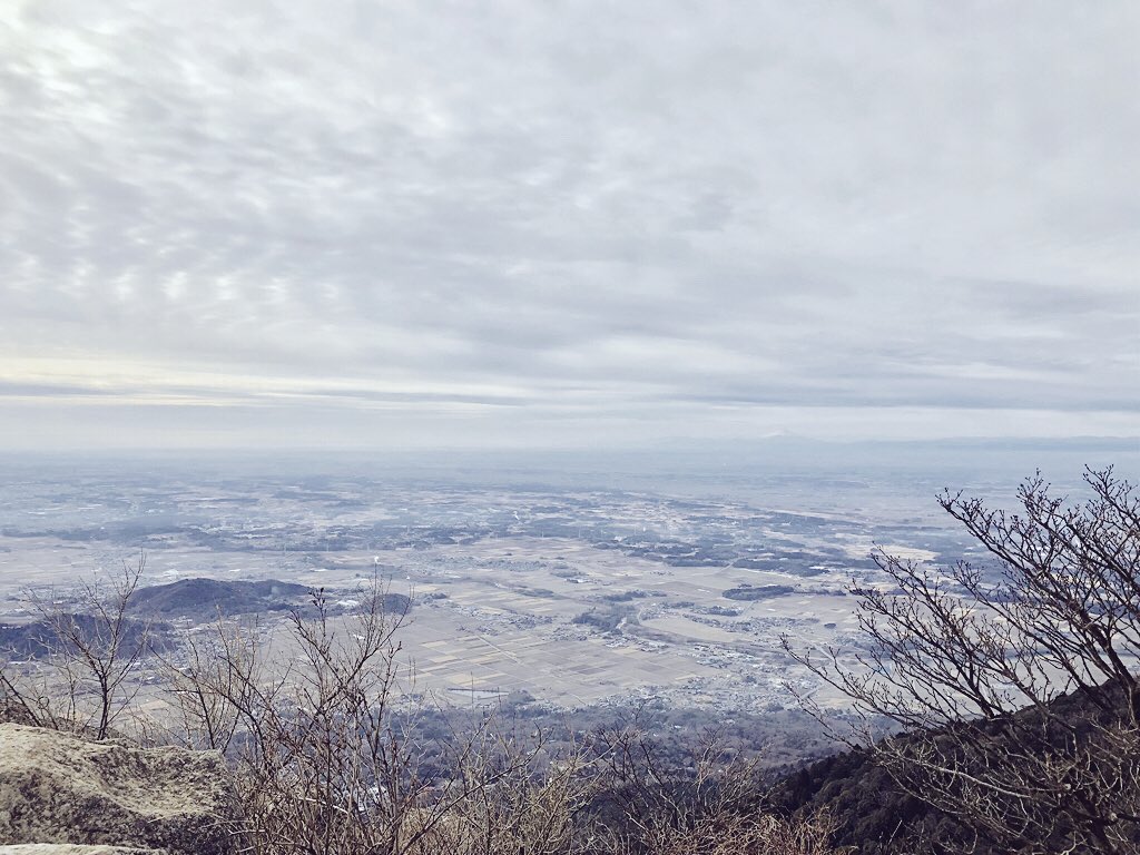 茨城県は筑波山の女体山・男体山登ってきました。関東平野が一望できて「うわほんとにひらたい…('⊙ω⊙`)」と実感できるビューがめっちゃよかった。意外と勾配きつくて大変だったけど…(体力つけな)。奇岩や祠がいっぱいあってたのしい。 