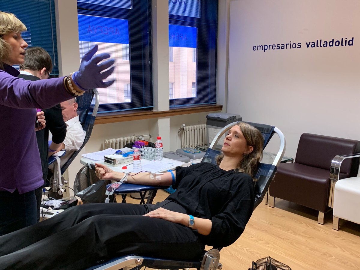 CEOEValladolid's tweet photo. Nuestra presidenta @angela_demiguel participa en la campaña de donación de sangre de nuestro grupo de Networking #RedCVE. #empresarios #valladolid #donasangre https://t.co/6qc7o91fG6
