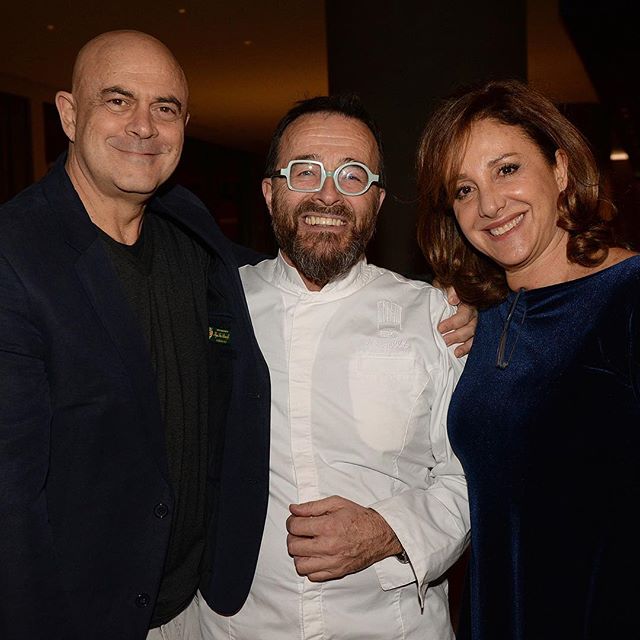 E gli ospiti sorridenti fanno felice anche me e se poi sono pure talentuosi fanno allegro il mondo intero.
Grazie mauriziocrozzaufficiale 
carlasignoris .
.
#talento #amici #friend #milano #actors