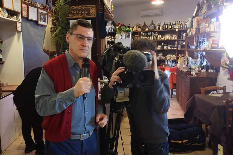 Il <a href="/tg2eatparade/">Tg2 Eat Parade</a> ha festeggiato 20 anni. Abbiamo chiesto al suo ideatore, l’inviato Bruno Gambacorta, quali sono stati i mutamenti nella comunicazione del food: dai social alle #FakeNews , dalla crisi della stampa alla formazione. Da leggere bit.ly/2TDrWKn 
#mozzarella