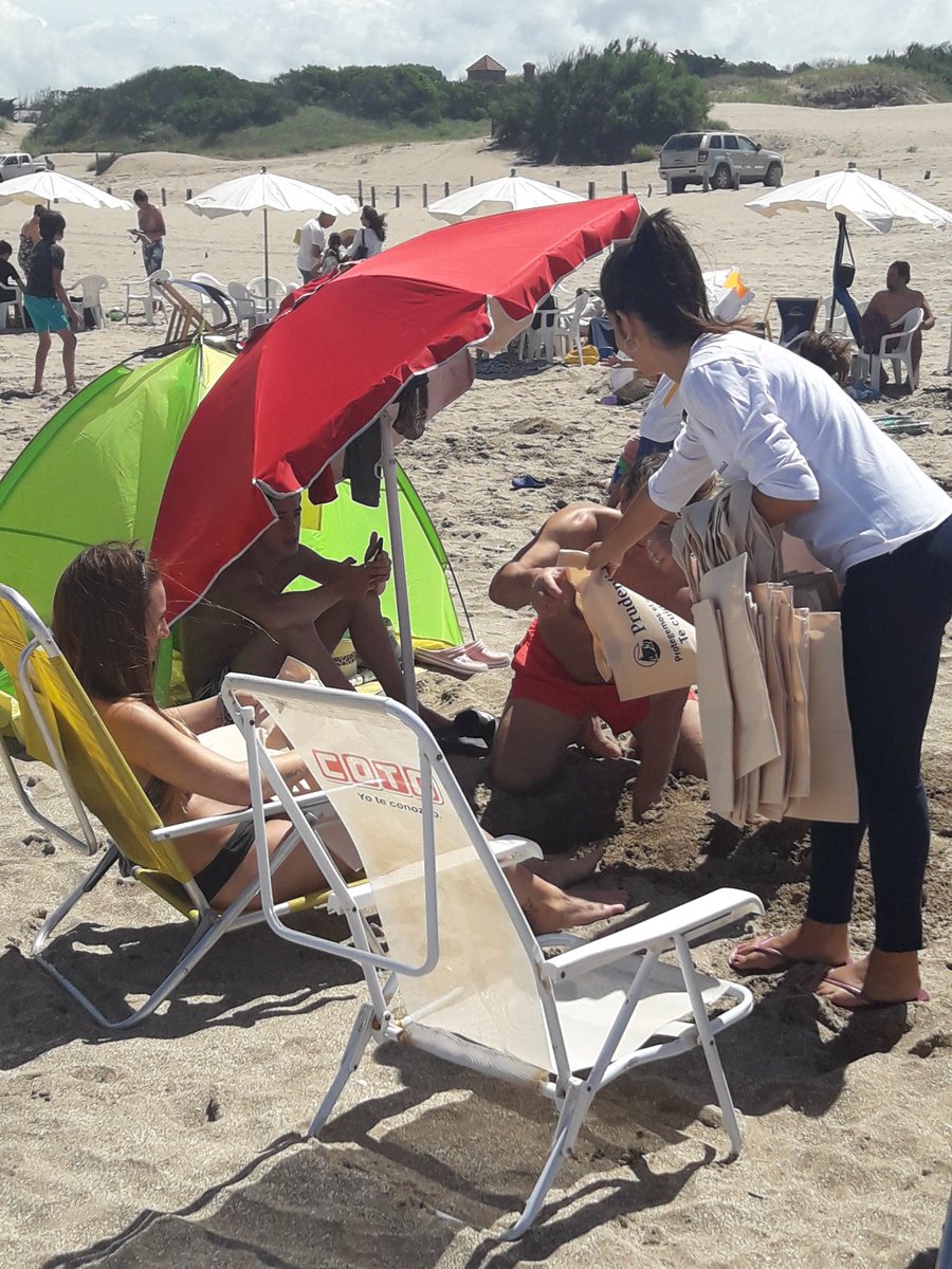 Durante enero en Pinamar y Carilo " Embolsa Pinamar" de <a href="/Prudential/">Prudential</a> te invita a generar conciencia social y ambiental con una acción que cuida el planeta y abre oportunidad laboral a personas con discapacidad.
<a href="/patolafratti/">Patricia Lafratti</a> <a href="/Jesicalores/">Jesica Lores</a> <a href="/PayaPaula/">Paula Paya</a>