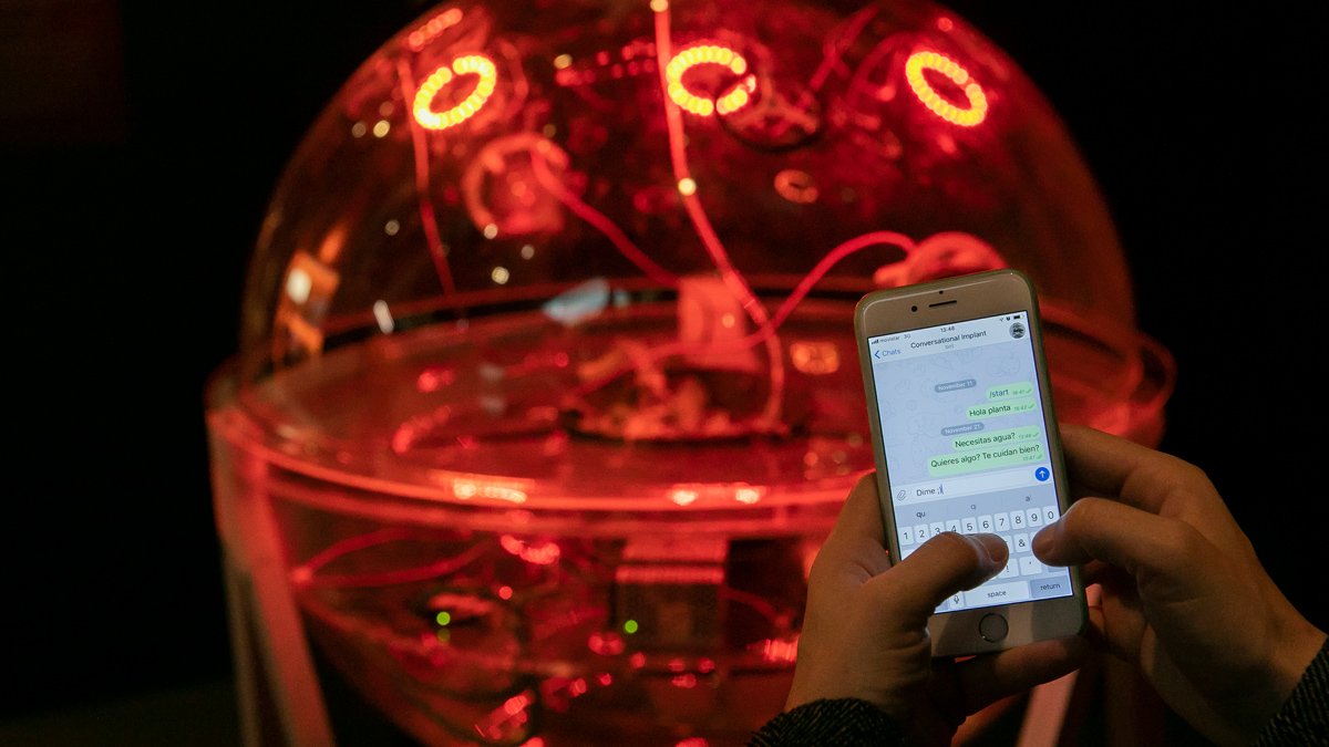 CosmoCaixa's tweet photo. En #CosmoRobots puedes conocer el proyecto Conversational Implant, donde inteligencia humana y artificial se funden en una entidad cíborg. Además, puedes interactuar con su ‘chatbot’ buscando ‘Conversational Inplant’ en Facebook, Telegram o Messenger. https://t.co/VSzJ6NVgaF https://t.co/adHoMhVDkZ