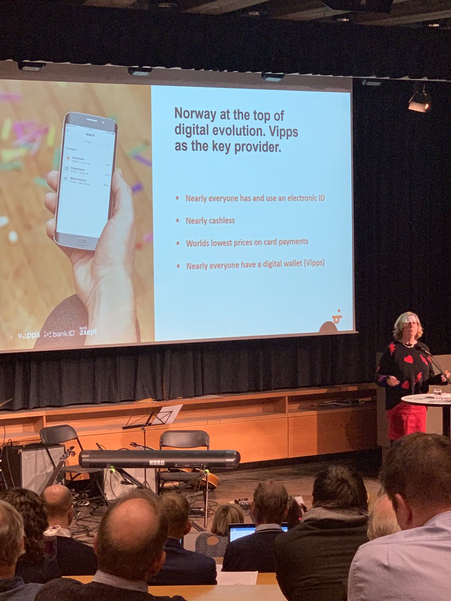 DigitalNorway's tweet image. Hvordan digitaliserer vi Norge? Vi er på #UiOs årlige #Innovasjonskonferanse: Fra data til innsikt! Akkurat nå er Berit Svendsen på scenen – hvordan vil #Vipps erobre verden? Nestemann opp er @mortendalsmo, representant for både @SINTEF og #Digital21.