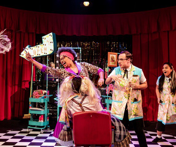 inthewrongcrowd's tweet image. 'Family theatre, as well as being entertaining, can have substance, and can be an exchange of views between the company and audience.' #AllNewSnowWhite writer Mike Akers in this great piece in the @theipaper bit.ly/2RPxeln @TRPlymouth #AllKillerNoFiller