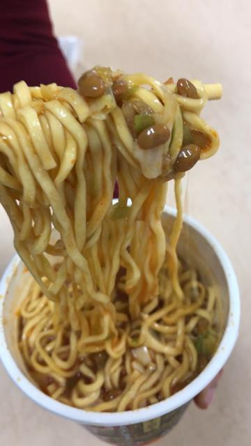 モグモグ・・辛!
・・ん?でも・・
あ。後味優しい~(´▽`)
納豆がまろやかさをプラスしつつ、それでいて中本の辛さを消していない!!!
これはハマる!(辛いの苦手社員)
今まで中本シリーズにチャレンジ出来なかった方も、よろしければ是非お試しください!