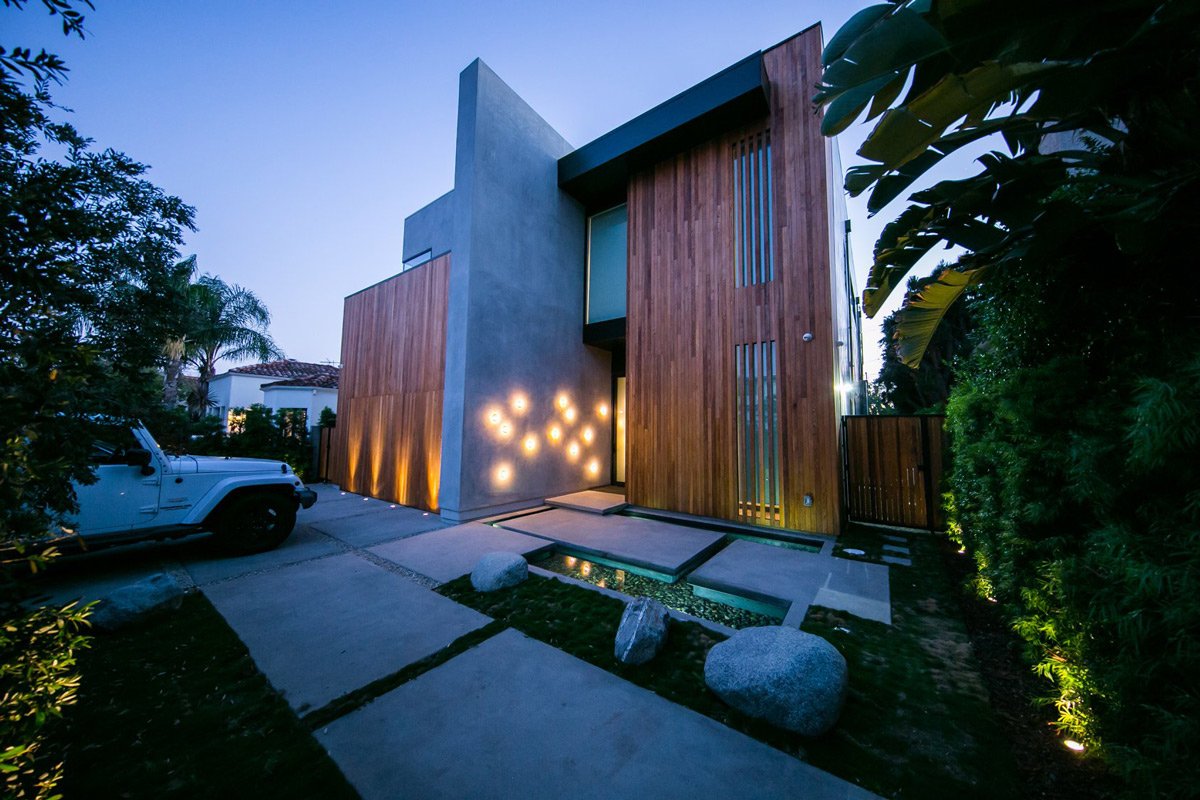 zelaridenuzzi's tweet photo. En el #BlogZelari viajamos hasta #WestHollywood en #LosAngeles para conocer en detalle un #proyectodecocinapremium firmado por @LeichtLA para una exclusiva #vivienda de atractiva #arquitecturacontemporánea. #Leicht #Zelari #TailoredKitchensZelari https://t.co/MP6KYjISEn https://t.co/m4mCv5Wd1O