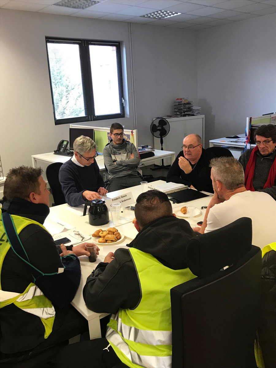 #GiletsJaunes 02/08/51 A #Reims, on débat à ⁦@UnionArdennais⁩ autour de ⁦<a href="/FredGouis/">Frédéric Gouis</a>⁩ le grand débat, c’est ici ! #PQR