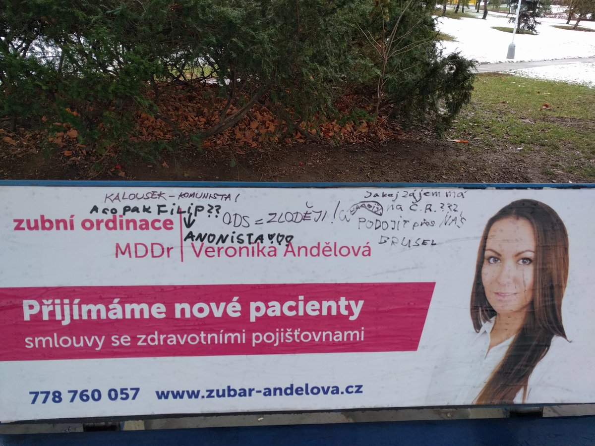dominikkadera's tweet photo. Co si o tom myslíte vy? Lihovka je k zapůjčení ve vestibulu metra Roztyly. https://t.co/hg9ad0R08D