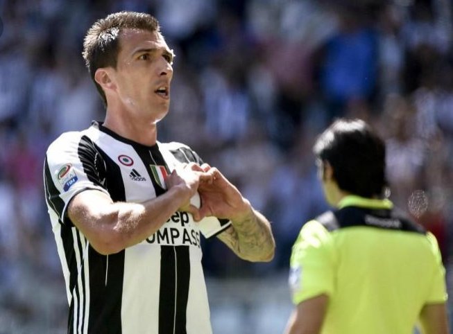 MANDZUKIC 2️⃣0️⃣2️⃣2️⃣ ⚪⚫⚪⚫ il rinnovo prima della gara di #Champions #MrNoGood #MM17 #FinoAllaFine #Juventus