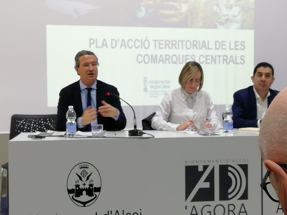 Cristina_Sunyer's tweet photo. El secretari autonòmic @JLluisFerrando posant l 'accent en l"ordenació del territori més enllà d cada ajuntament, treball en comú. Les comarques centrals necessiten cooperació entre els seus ajuntaments i la Generalitat #patcc https://t.co/F21LUMkdEC