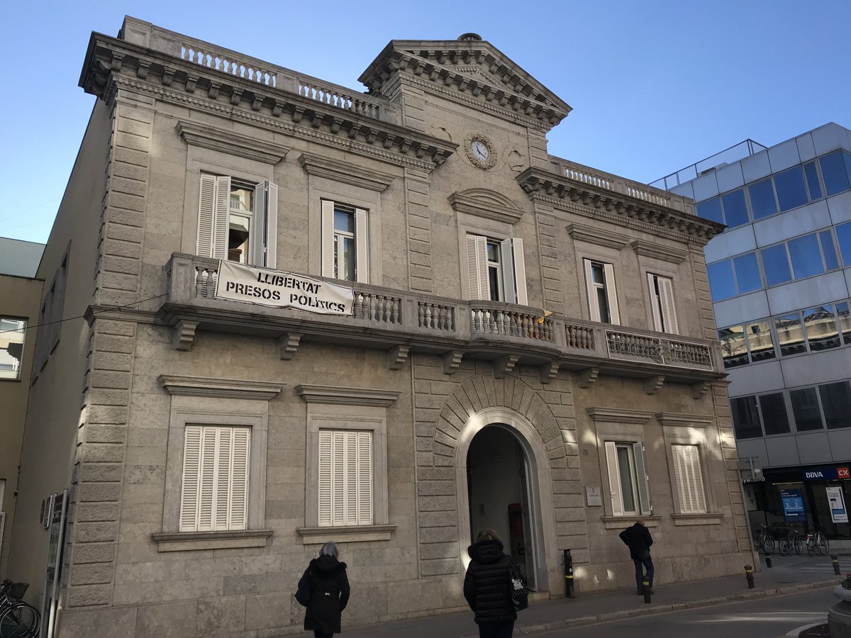 L’Ajuntament de Banyoles decreta dos dies de dol oficial per la mort violenta d’una veïna de la ciutat. El consistori lamenta i condemna els fets i convoca els veïns i veïnes demà divendres a les 12 del migdia davant l’Ajuntament per expressar el seu rebuig als fets.#banyoles