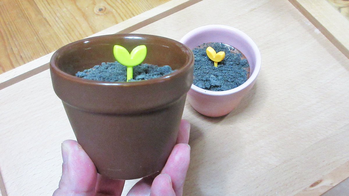 Minly در توییتر 帰りにセリア行ってイラストマーカーがメーカー欠品って聞いてションボリしましたが かわいらしい植木鉢 のような器を見つけたので早速植木鉢スイーツ作りました チョコムースの上に砕いたクッキー散らして ミント無くてピックで代用 ミニスコップ
