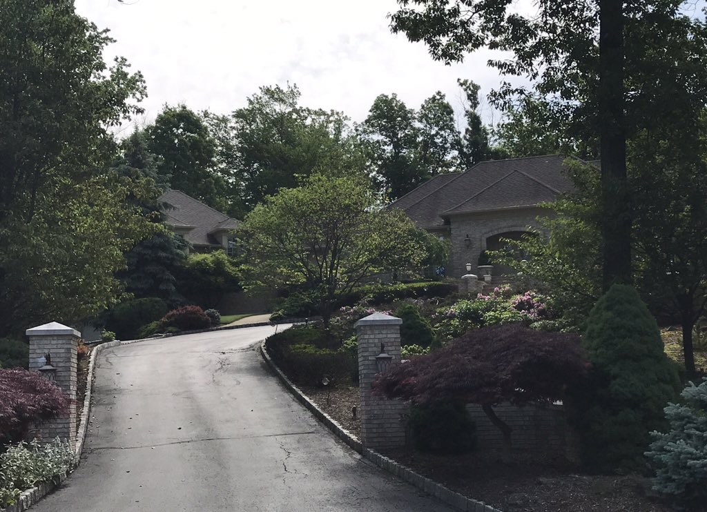 KS_Twister69's tweet image. @vincentcuratola - January 10th, 1999... Ty David Chase! #LongLiveTony #FamousDriveway #14AspenDriveNorthCaldwellNJ