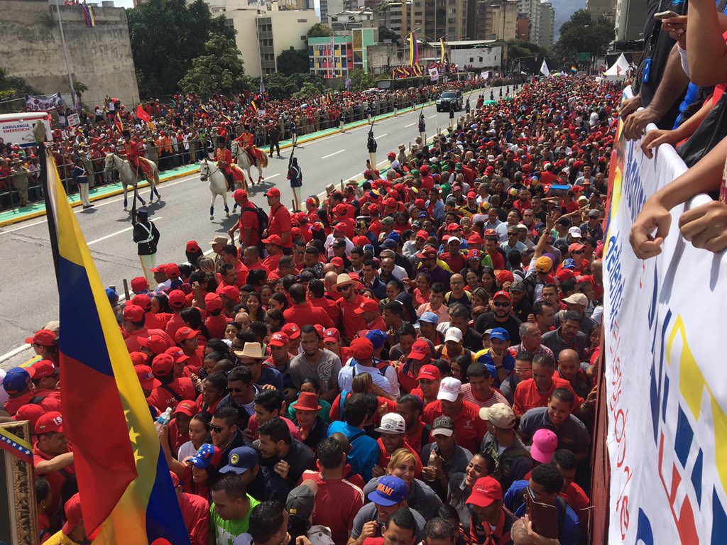 jdavidcabello's tweet photo. Aquí tenemos un pueblo digno, que apoya a su Presidente @NicolasMaduro, quien protegerá a la Nación y continuará el camino de la revolución y de la independencia, para cumplir el legado de Hugo Chávez. #YoSoyPresidente https://t.co/3wMoSGdD1x
