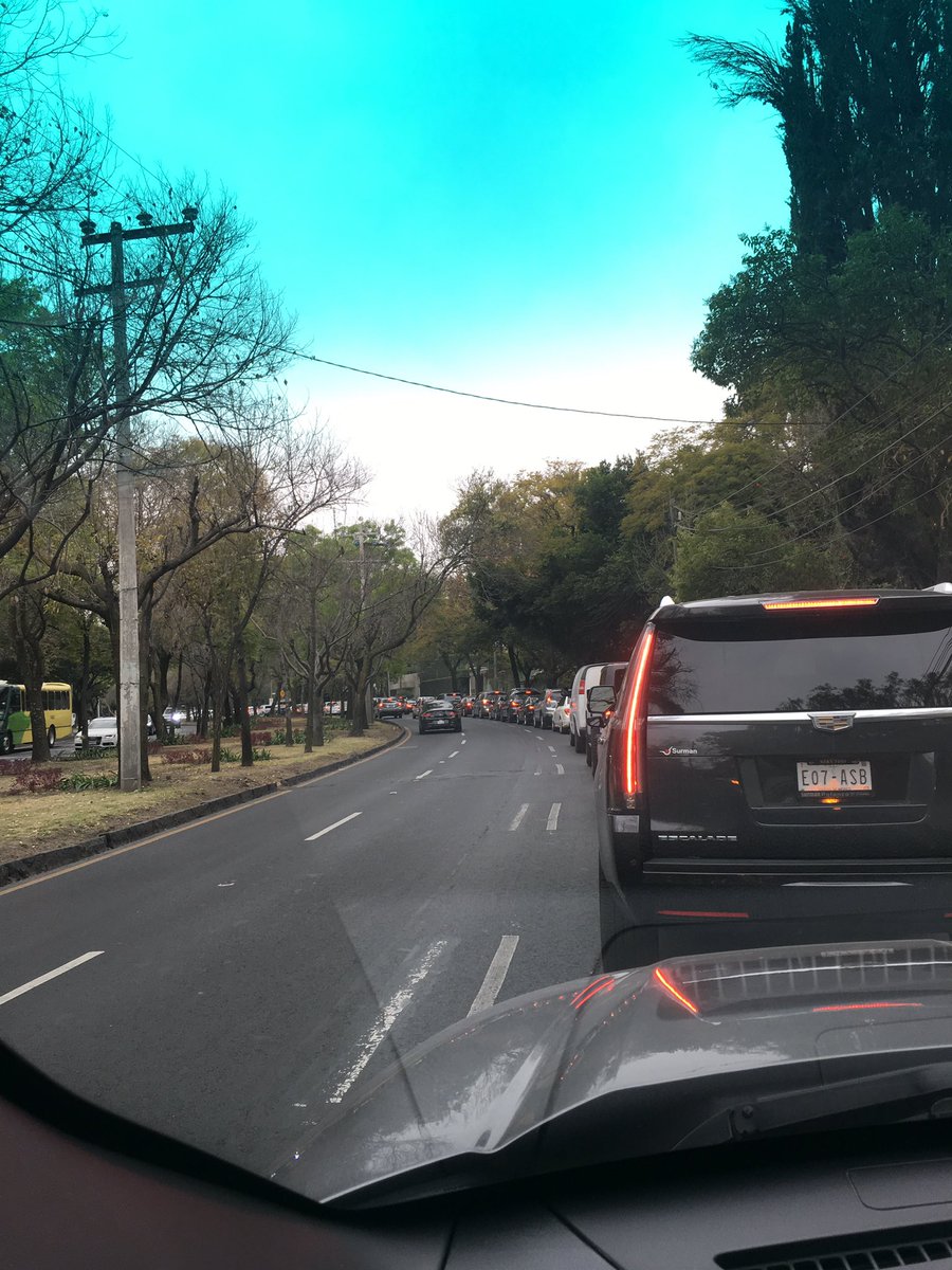 ShitMexico's tweet photo. Fila para poder cargar gasolina. Desabasto de gasolina. https://t.co/qfqrAeoSjB