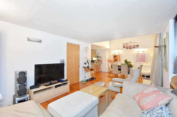 AWChildsLTD's tweet photo. Clerkenwell flat to let. 2 bedroom 2 bathroom duplex. Call us before its gone.

#clerkenwell #estateagent #tolet https://t.co/N3Rve4b861