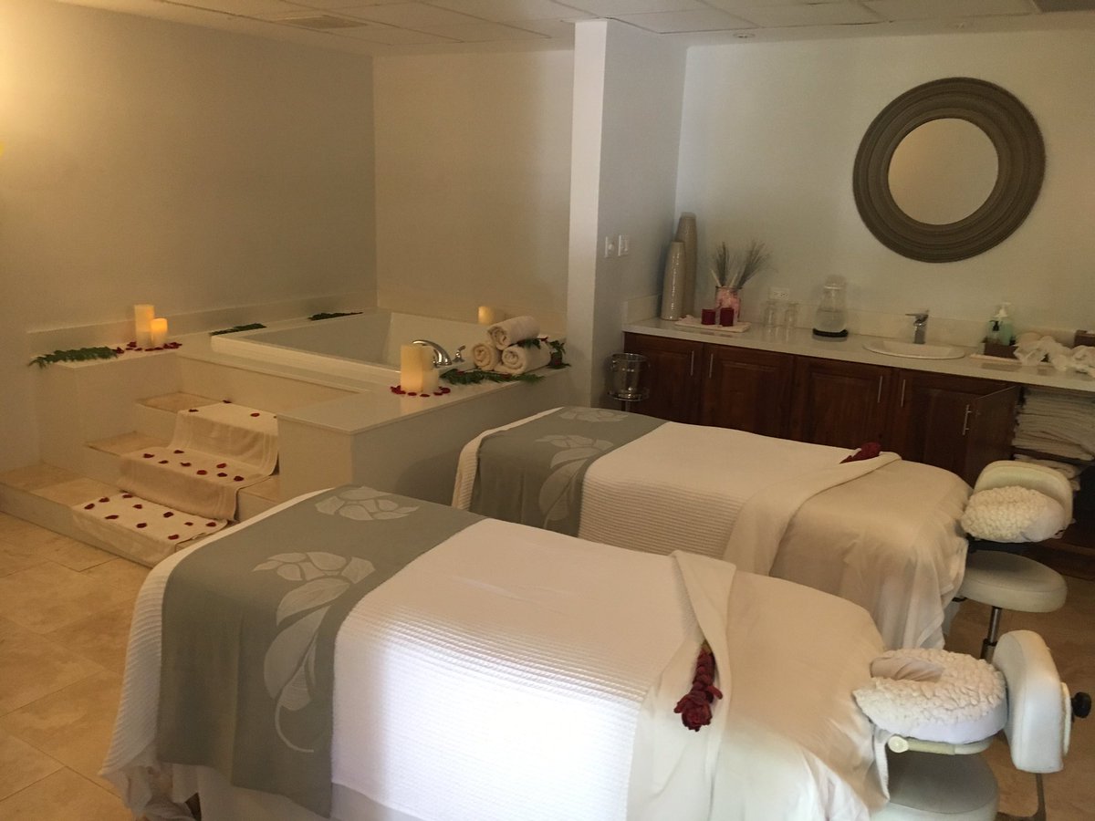 bigmornings's tweet photo. Who is ready for a couples massage? #RedLaneSpa #CanadaLiveFromSandals https://t.co/QqLLeH2kc8