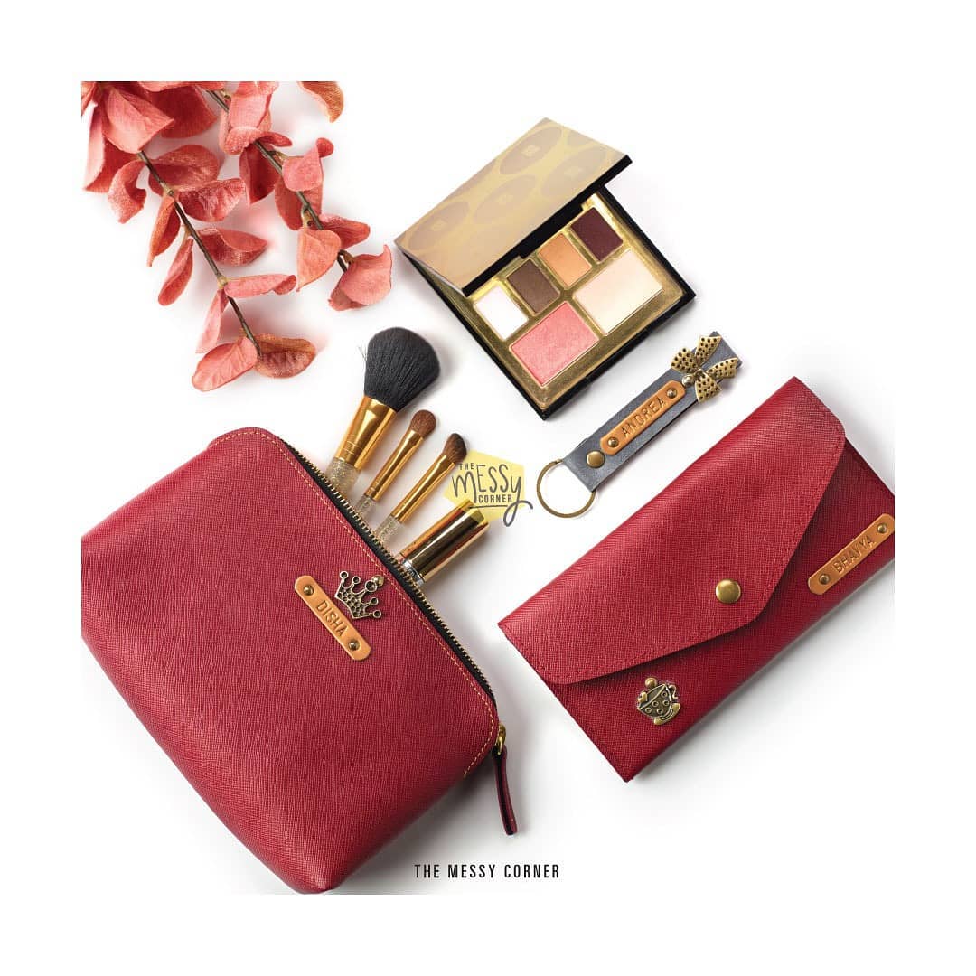 themessycornerr's tweet photo. AM to PM Accessories, running for a girls night out post work? Make sure to carry your make up pouch, the house keys &amp; of course your wallet.
#KeepItMessy #TheMessyCorner #TravelAccessories #LifestyleProducts #Gifting #ShopWithTMC #Onlineshopping #ThursdayThoughts https://t.co/BEG3uYSvVe