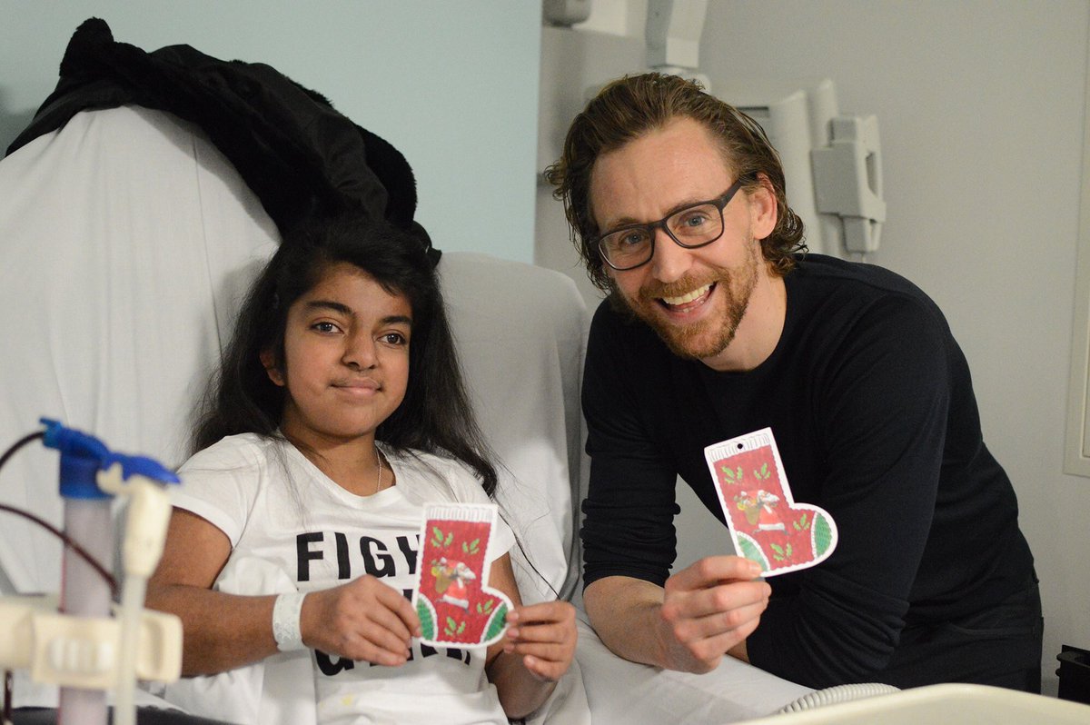 HiddlestonSpam's tweet image. Charity with children.
#HiddlesLetterC 
#TomHiddleston