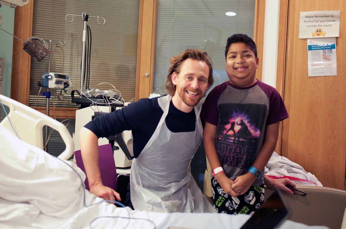 HiddlestonSpam's tweet image. Charity with children.
#HiddlesLetterC 
#TomHiddleston