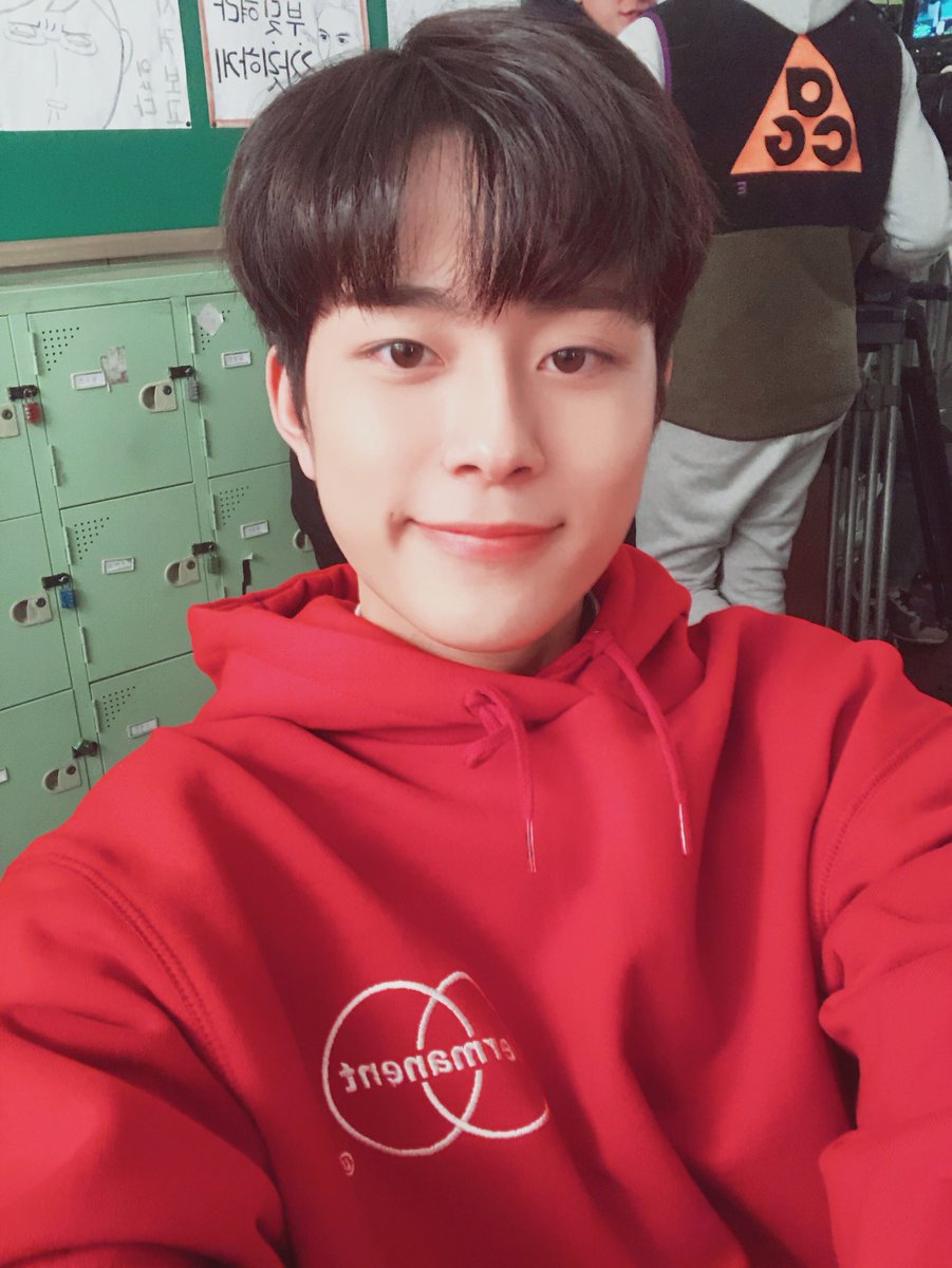 CUBE_YOOSEONHO's tweet photo. [#유선호] 다들 뭐해요??? 좀만 힘내요 좀있으면 주말이다!!! https://t.co/Q9T6DjpTSV