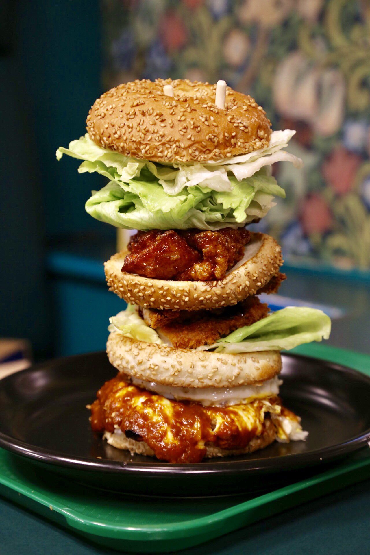 ロプロス Auf Twitter ラッキーピエロ のベイエリア本店で 函館山ハンバーガー をいただきます チャイニーズチキンバーガー ラッキーエッグバーガー トンカツバーガーと人気のハンバーガー3つを重ねてしまったカロリー1860kcalという一品 実物 ロプロス Auf Twitter ラッキーピエロ のベイエリア本店で 函館山ハンバーガー をいただきます チャイニーズチキンバーガー ラッキーエッグバーガー トンカツバーガーと人気のハンバーガー3つを重ねてしまったカロリー1860kcalという一品 実物