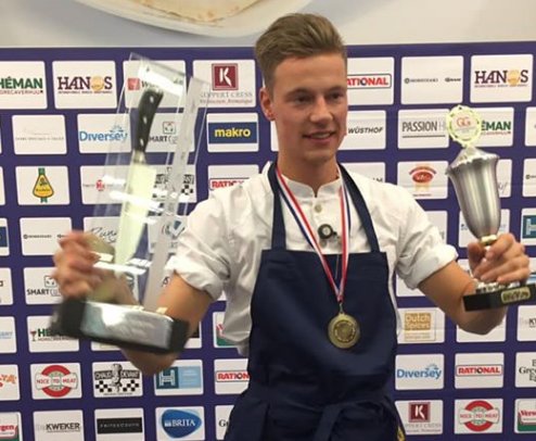 Mooi Sterklas-nieuws! Ralph Benneker van <a href="/Bloemenbeek/">De Bloemenbeek</a> wint op <a href="/Horecava/">Horecava</a> het NK Jonge Koks -> bit.ly/2REyVFu. #sterklasNL