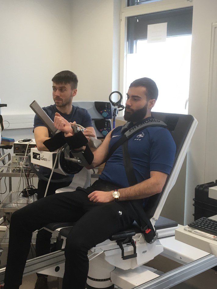 RobinSouron's tweet photo. Pilot testings with MSc student for @CGBrownstein , who will be in our Lab (post doc) for the next 3 years to work on chronic fatigue in cancer patients with myelodysplastic styndrome. Welcome in St Etienne ❄️Calumn 👋 @IRMIS_StEtienne @Univ_St_Etienne https://t.co/YgwBiOJZIW