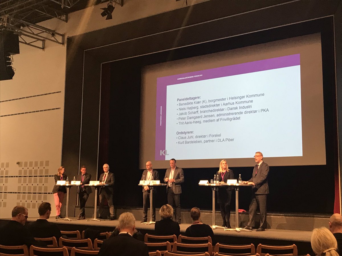 Niels Højberg, stadsdirektør <a href="/AarhusKommune/">AAK</a> på #koef19 “velfærd mere end kommunens service og udfordringen egen selvstrækkelighed. Når jeg vågner op med koldsved og tænker på demografien, er det ikke at fortsætte med mere af det samme”. Indsigtsfuld åbning på vigtig debat #dkpol