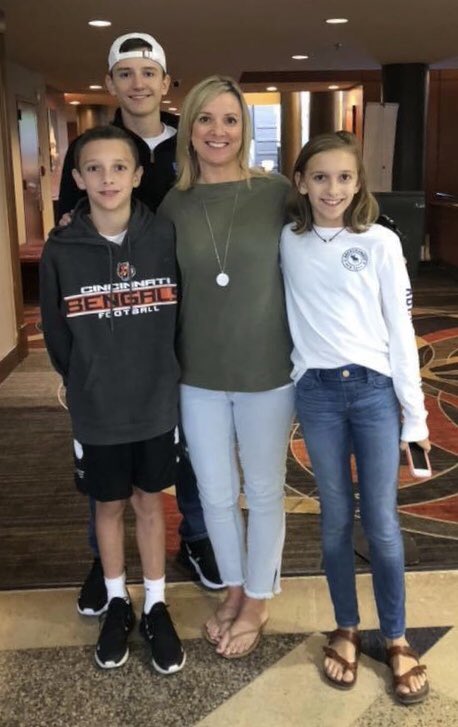 ShereeWLWT's tweet photo. As Im getting ready this morning,I cant stop thinking about a friend who suffered a tragic loss this time yesterday.His exwife who was his good friend and co-parent was killed driving their kids to school.I can’t make sense of it.Three young kids w/o a mom. Hold ur family tight💔 https://t.co/hvhWEHxASi