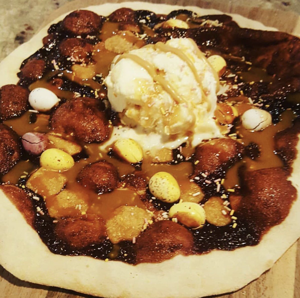 flamingcrust's tweet photo. Mini egg &amp; @AbernethyButter fudge pizza with sprinkles, toffee sauce drizzle and @glastryfarm honeycomb.

Available as long as mini eggs are.

Open today from 5pm.

All sit in pizzas £10, takeaway 2 for £16.

#flamingcrust #saintfield #nireland #ireland #discoverni #pizza https://t.co/d5xx71GPmt