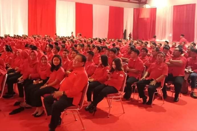 endowayy's tweet photo. Tengah kesibukan komandan ibu mega berpidato..bambag patcul dan komunitas juang mendengarkan serius di belakang layar. https://t.co/Uy6t3nu4zJ
