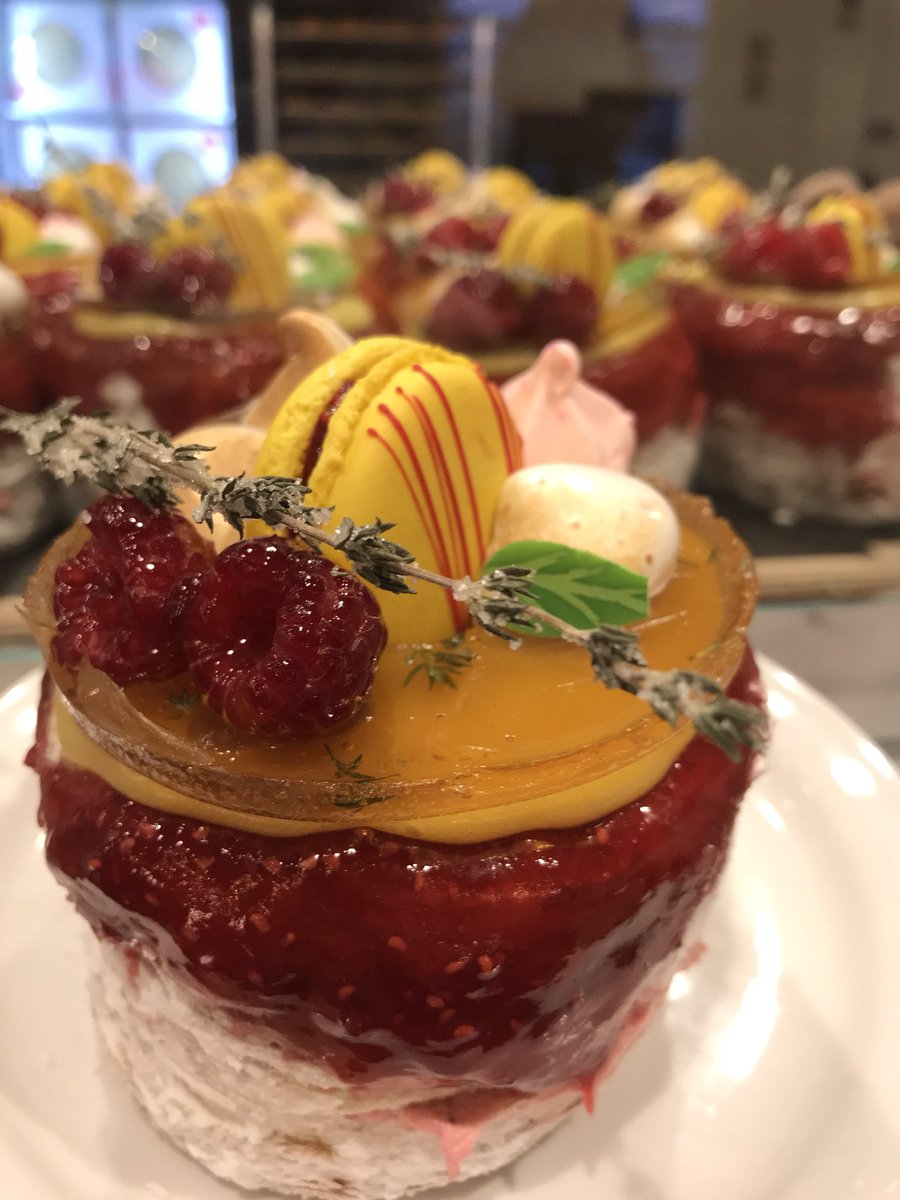 Crazy Kronut Thursday❗️❗️

Filled with raspberry cream, dipped in a raspberry glaze with a super sour lemon-thyme jelly, topped with meringue, raspberries, crystallized thyme and a lemon macaron ! 💛❤️