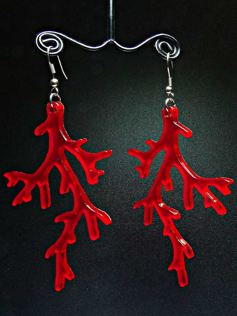 Magic_and_Arts's tweet photo. Schmuck mit Meeresgeschöpfen ist voll im Trend und lässt uns schon jetzt von Sommer, Sonne und Strand träumen. Diese roten Korallenohrhänger wurden aus gefrostetem Plexiglas gelasert; die Ohrhaken sind aus Chirurgenstahl. https://t.co/Cx6kjKslKA https://t.co/7LYwS1Vcob
