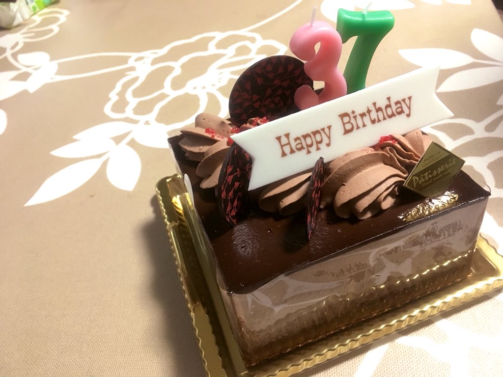未草 誕生日ケーキはうなぎパイ春華堂の生ケーキ 近所に本社工場があったけど建て替え中で期間限定ショップになってて建物がケーキ箱で可愛いんだ フランボワーズチョコが美味しいケーキだった 幸せ 自分がアラフォーという年齢にびっくりする