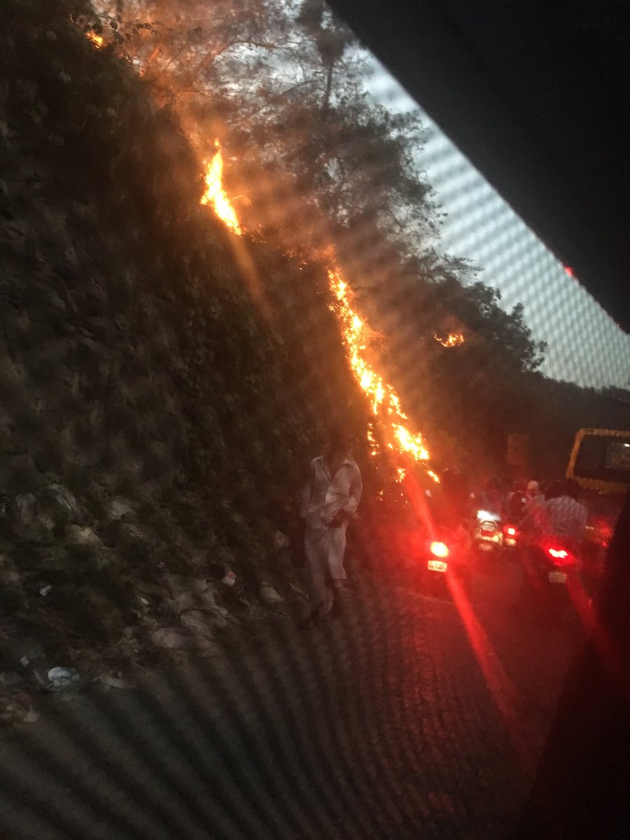 dasarn04's tweet photo. Fire on JVLR on the hill next to SEEPZ flyover. Traffic stuck! #Horriblemess ⁦@mumbaitraffic⁩ https://t.co/pBg5Zr0ewi