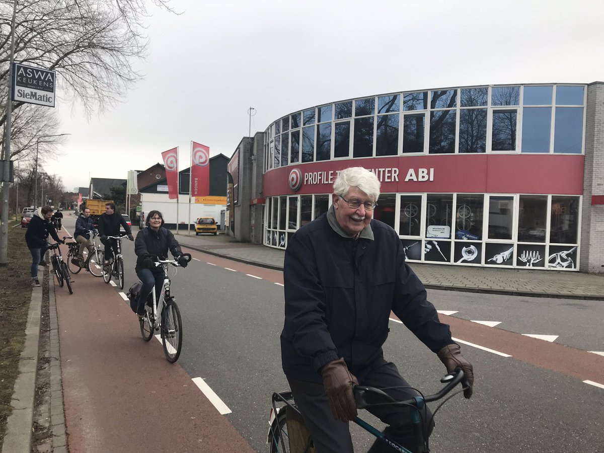 Op de fiets langs de bedrijventerreinen met #ovhilversumzuidwest. Dank mannen, goed beeld (en koud) gekregen. <a href="/KKLandenLeeft/">Kerkelanden Leeft</a> <a href="/BVHilversum/">BVHilversum Ondernemersvereniging</a>