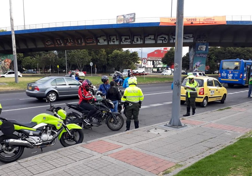 SectorMovilidad's tweet image. 🚨Operativo de control para verificar cumplimiento del carril preferencial 🚎

📍Av. Boyacá con calle 119 

📋 23 Comparendos
🚔 2 Inmovilizados

☝️Ten en cuenta que está infracción (C14) da para inmovilización del vehículo.

#UnaBuenaMovidadParaTodos