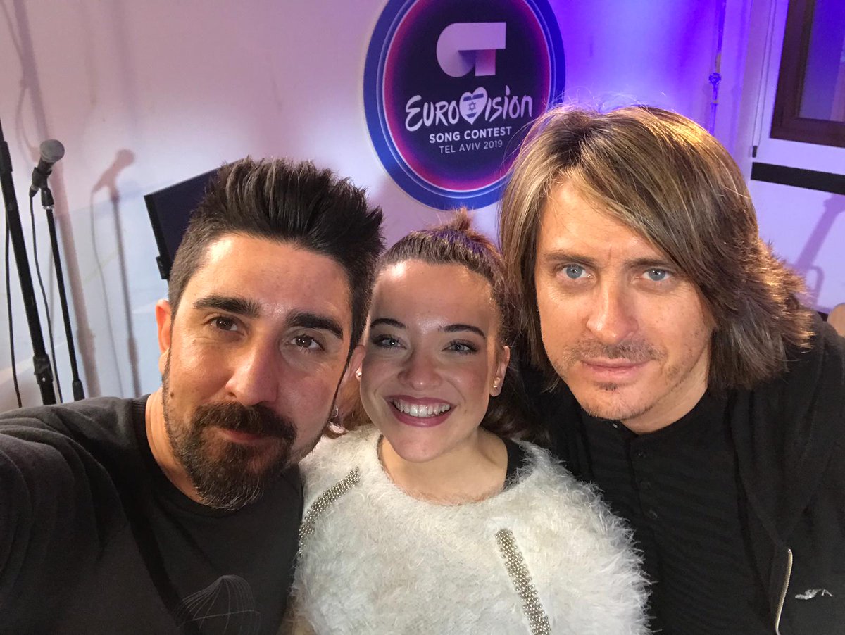 CristhianBlue99's tweet photo. Ella ilusionada #Eurotemazo
Según Alex Ubago, la canción trata sobre una crítica social y es una balada donde la voz es lo más importante y brillará sola en el escenario con un gran puente y explosión al final. #OTDirecto9ENE https://t.co/BMeCbtYojH