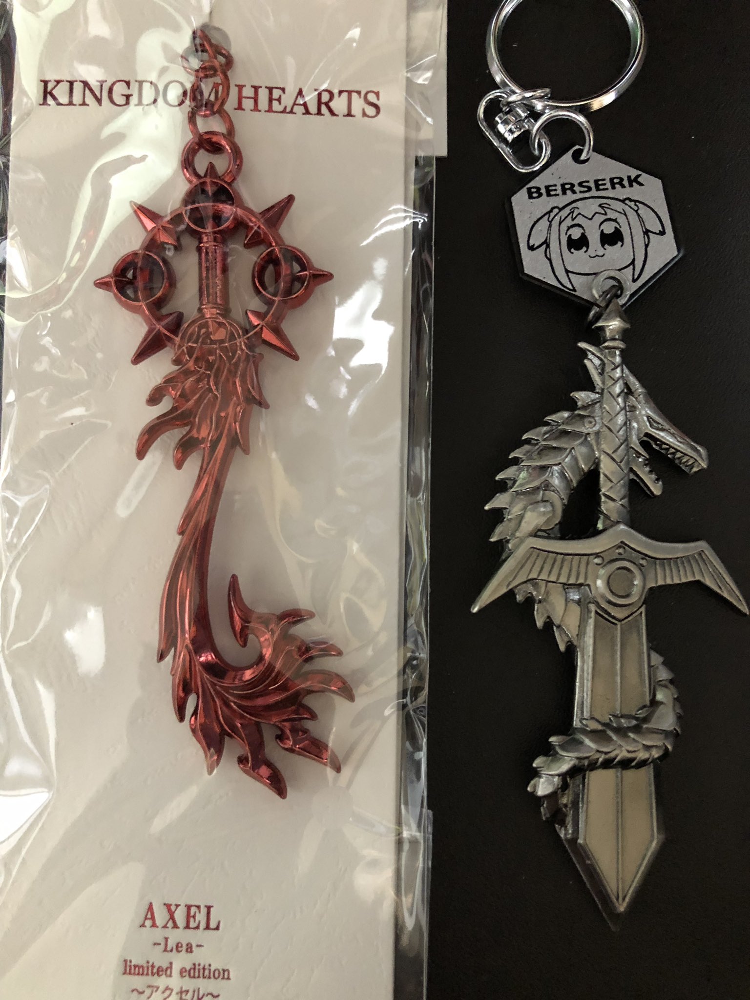 さたにっこ あーっ ジャンフェス土産のキングダムハーツの限定キーホルダー 渡すの忘れた ちなみにピピ美ちゃんが持ってるのは 我が名はロードカラミティ ポプテピピック魔界のドラゴン夜光剣キーホルダー です 並べるな さたにっこ あーっ ジャンフェス土産のキングダムハーツの限定キーホルダー 渡すの忘れた ちなみにピピ美ちゃんが持ってるのは 我が名はロードカラミティ ポプテピピック魔界のドラゴン夜光剣キーホルダー です 並べるな