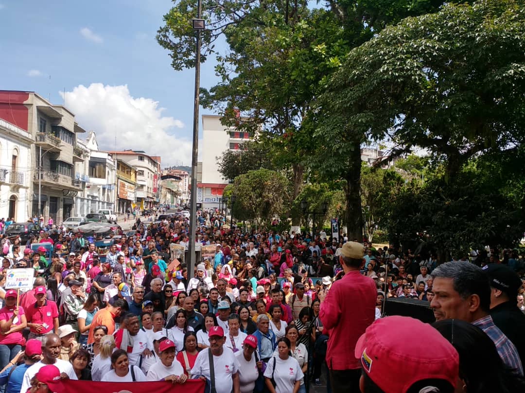 En la gráfica, el pueblo revolucionario de Mérida desde la tribuna antimperialista en la Plaza Bolívar, en apoyo a la juramentación del presidente <a href="/NicolasMaduro/">Nicolás Maduro</a> ante el Tribunal Supremo de Justicia <a href="/TSJ_Venezuela/">TSJ Venezuela</a> <a href="/JEHYSONGUZMAN/">JEHYSON GUZMÁN</a>