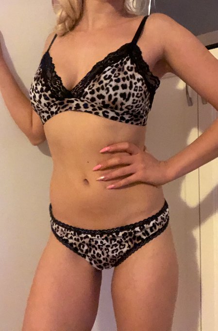 A wonderful day for you guys 😘✨ Do you like leoprint? #girl #blondgirl #blond #blondie #longhair #smile<a href="/tag/smile"class="tags"><span>#smile</span></a><a href="/tag/model"class="tags"><span>#model</span></a><a href="/tag/picoftheday"class="tags"><span>#picoftheday</span></a><a href="/tag/appreciate"class="tags"><span>#appreciate</span></a><a href="/tag/actress"class="tags"><span>#actress</span></a>