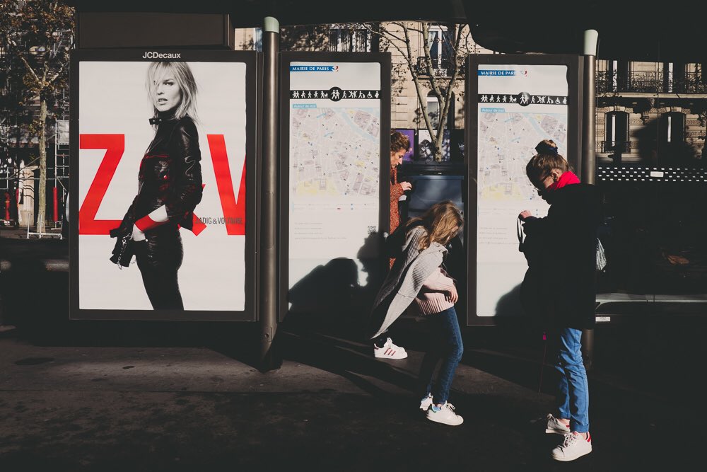 2019, stylish year!! 😆 Shot in Paris. 
.
.
.
#parisphotography #parisphotographer #streetpoetry #streetphotocolor #streetphotos #streetpic #bestylish #streetstyle #streetstyleparis #streetstylephotography