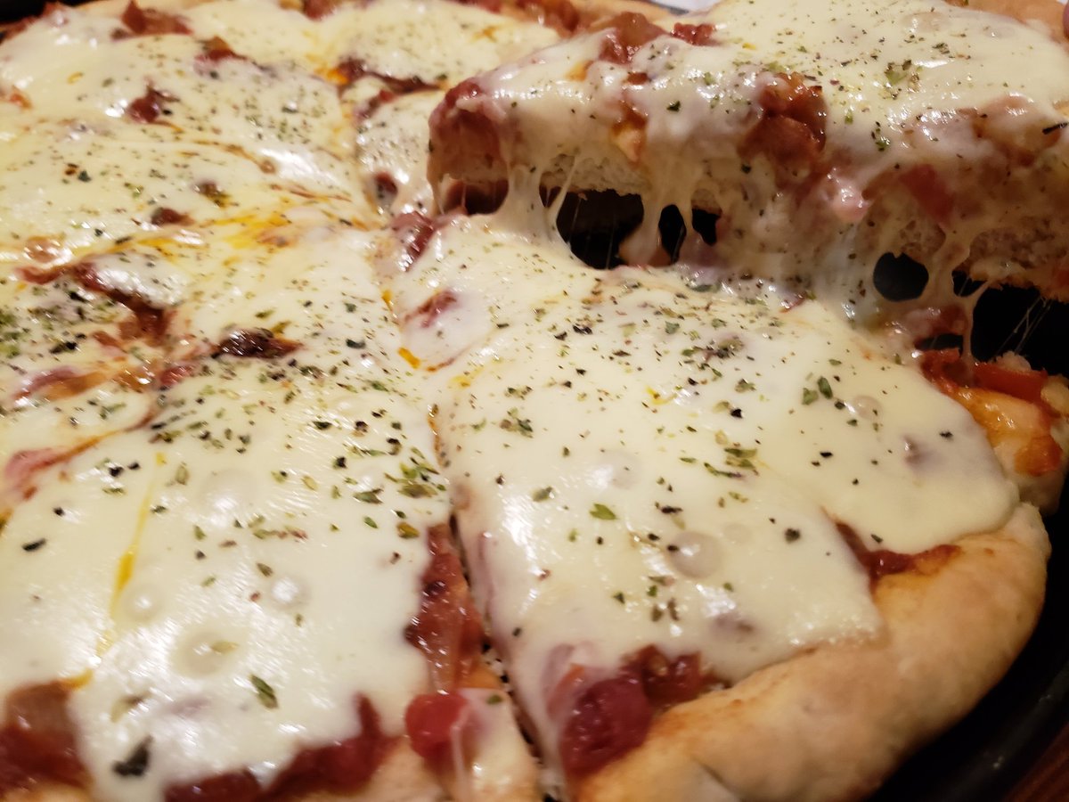 solo_Alba's tweet photo. La ventaja de saber hacer pizzas caseritas es que cuando te dan ganas de comer te las amasas y listo
😉👏👏🍕🍽
#Gastronomia
#quericoooo
#amasar https://t.co/OuMQBIUi4q